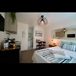 Bucare Studio - Beach Bliss: Isla Verde Gem