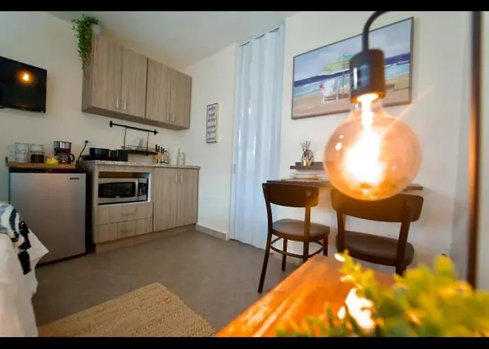 Bucare Studio - Beach Bliss: Isla Verde Gem