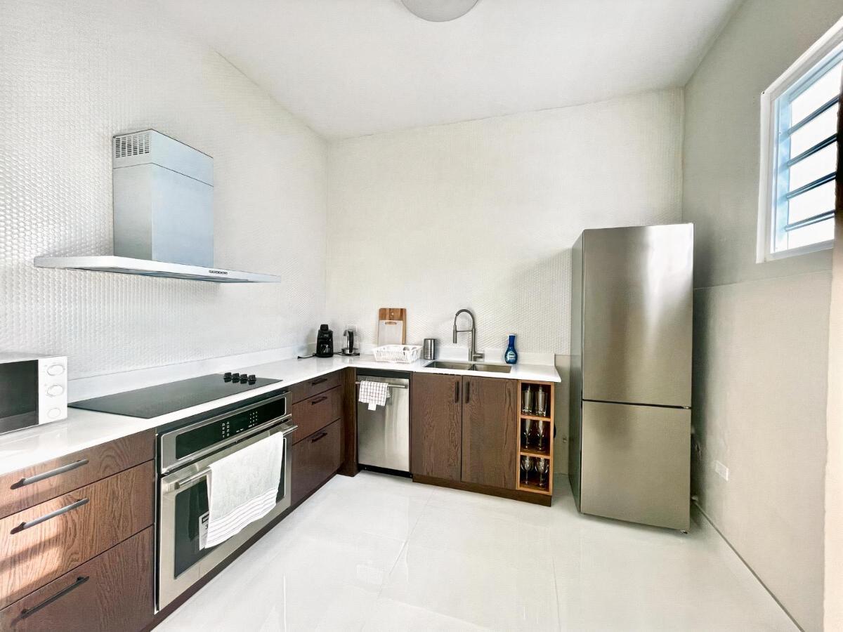 Breathtaking 3-br Beachside Apartment