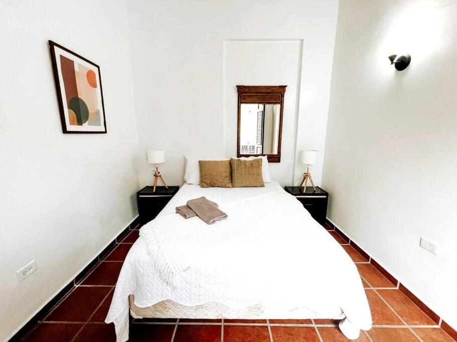 65 Fortaleza 1 - N Colonial Apt W/ Balconies & Views Apartment San Juan
