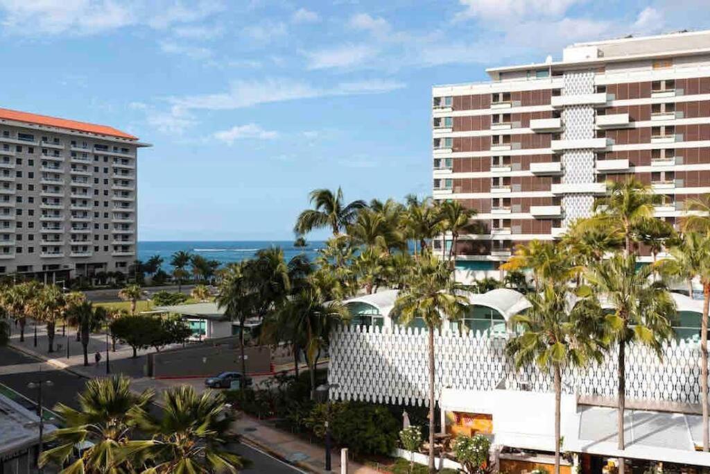 Alanis Condado / 1 Minute Walking San Juan