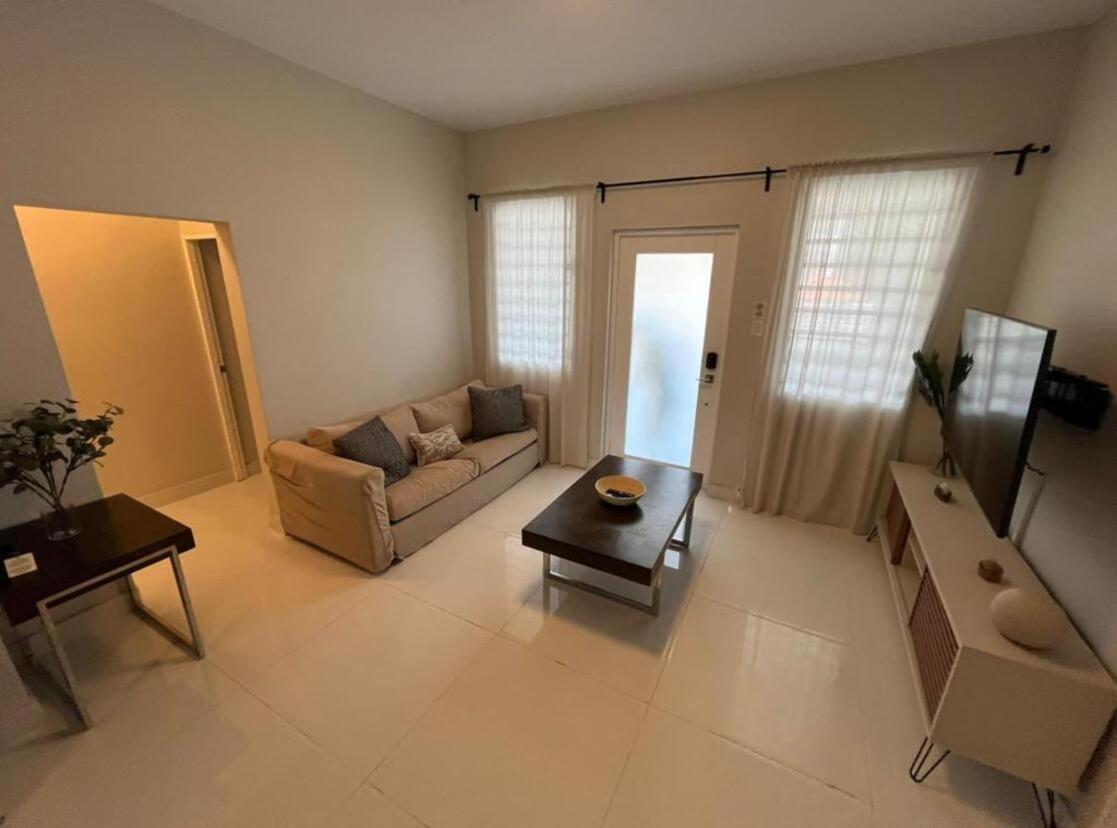Breathtaking 3-br Beachside Apartment *