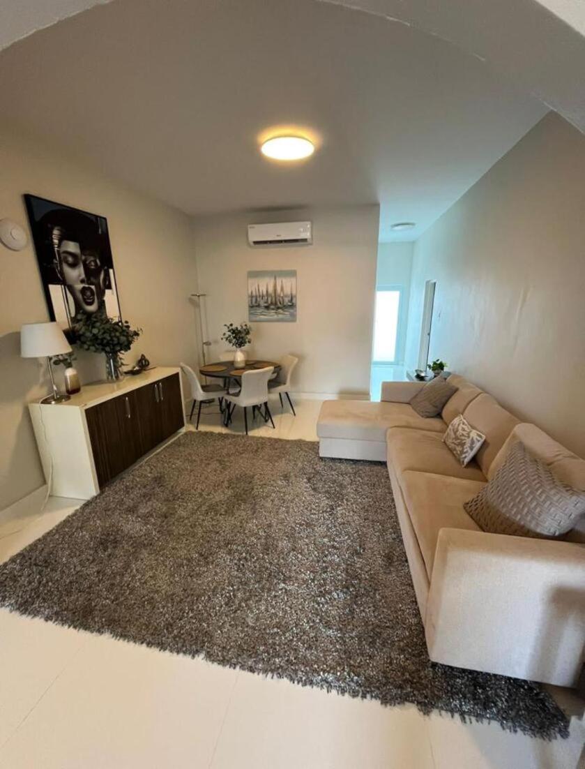 Breathtaking 3-br Beachside Apartment *
