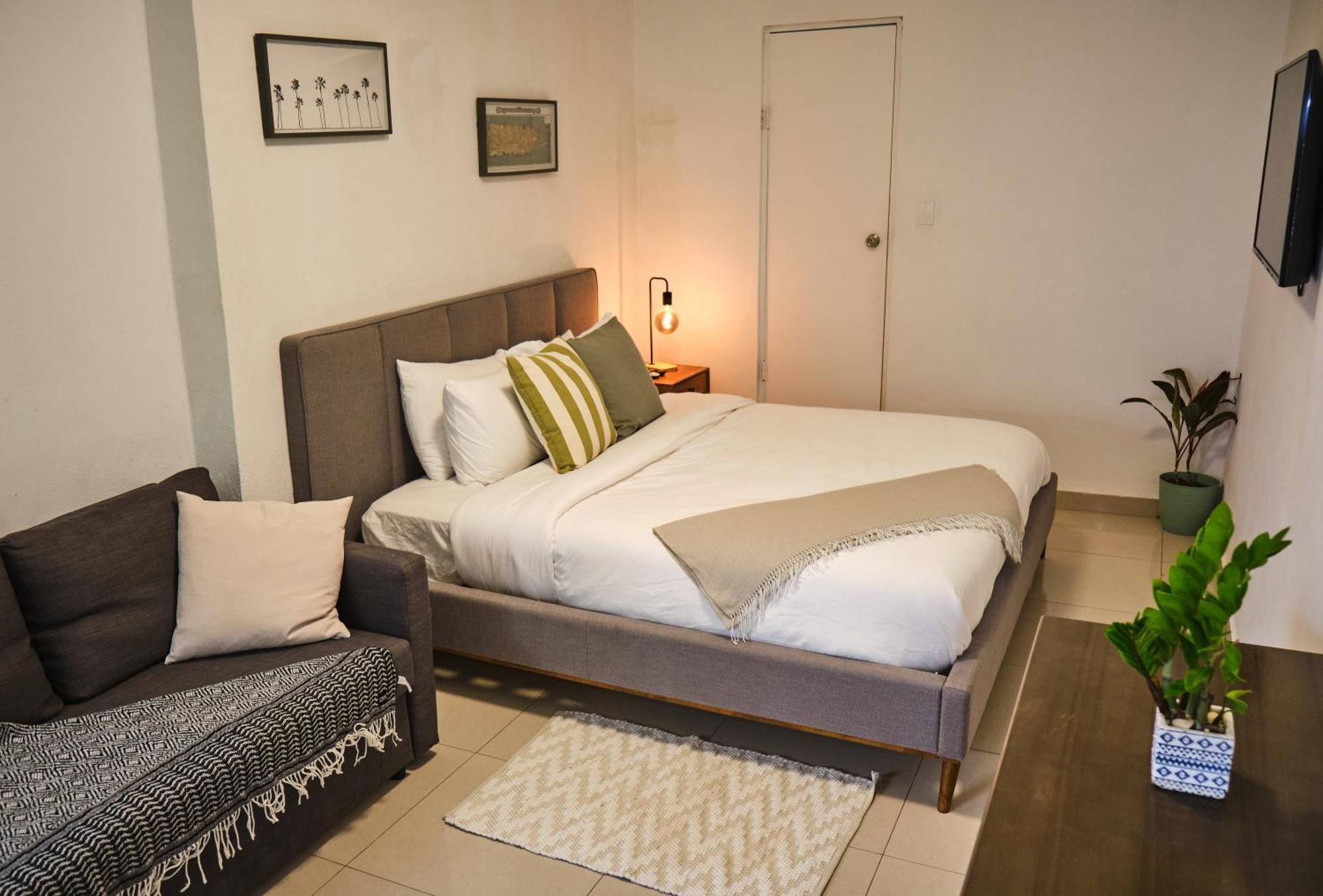 Guest house The Pelican Poshtel 3*