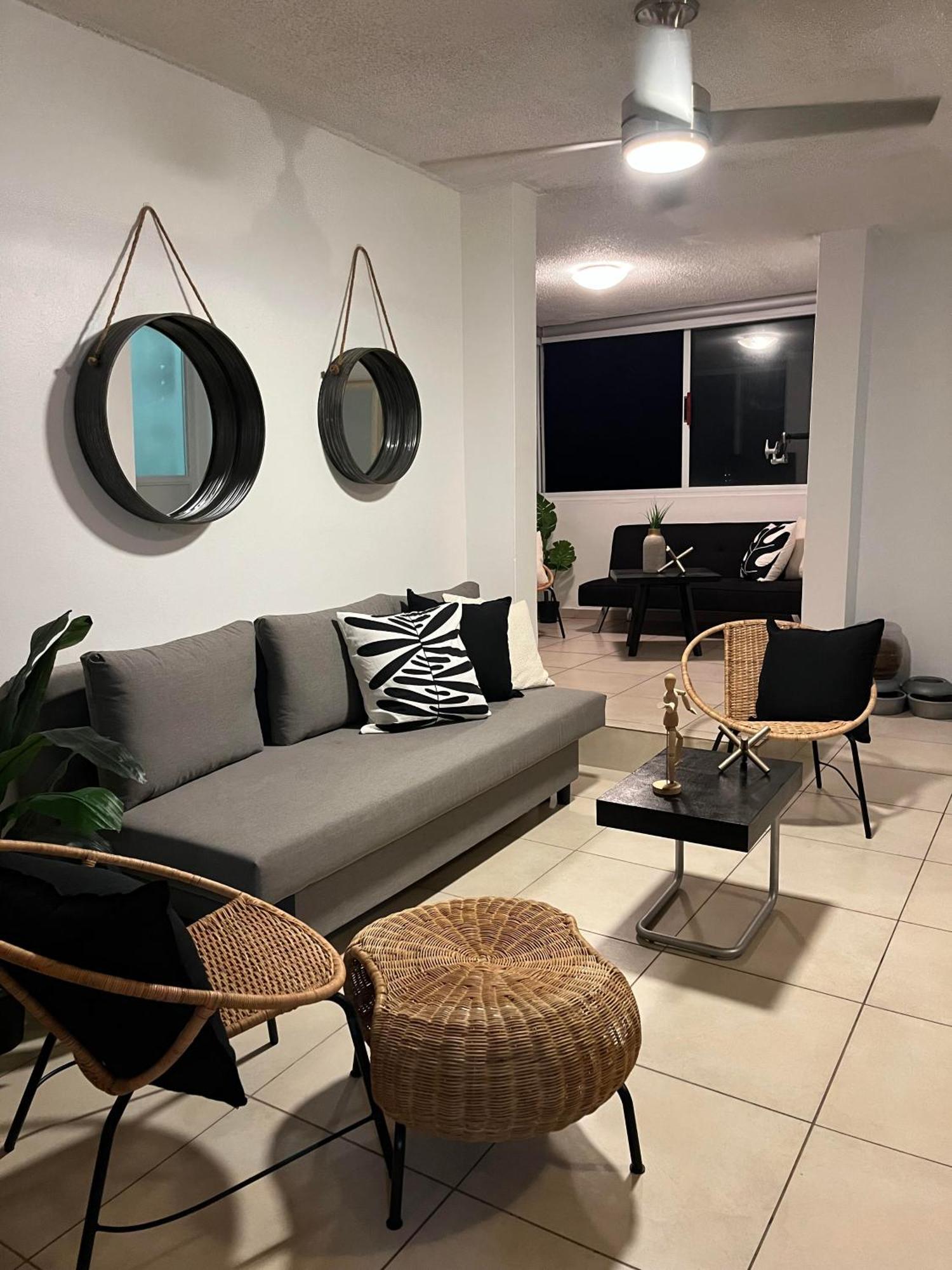 Estudio Con Vista Al Mar Y La Ciudad, Condado