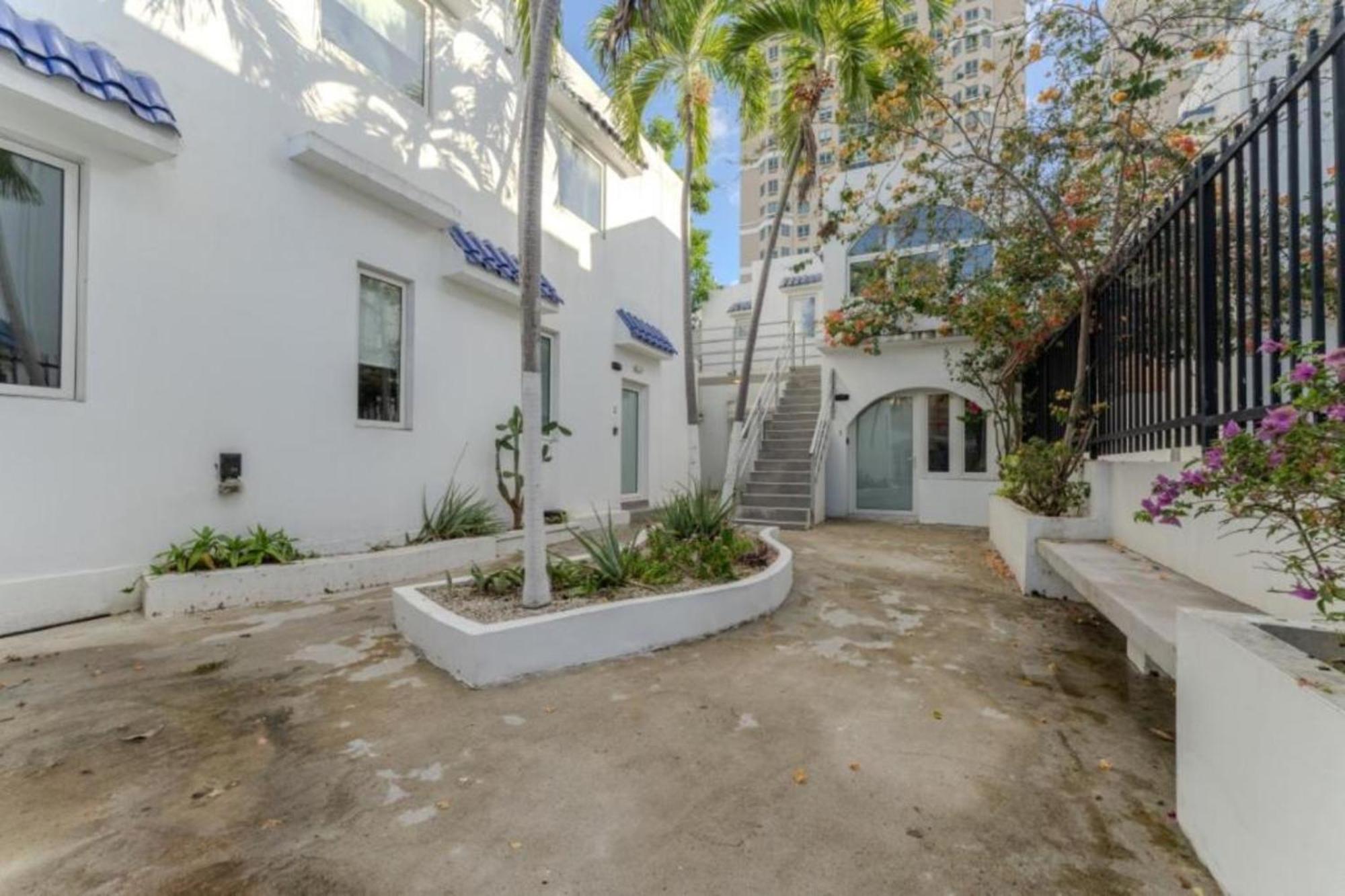 La Mona Loiza Complex By With Bear