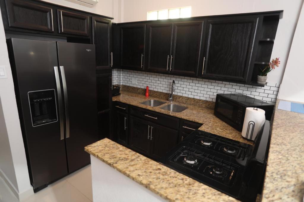 Apartment 101- Renovated Gem Near The With Free Parking *