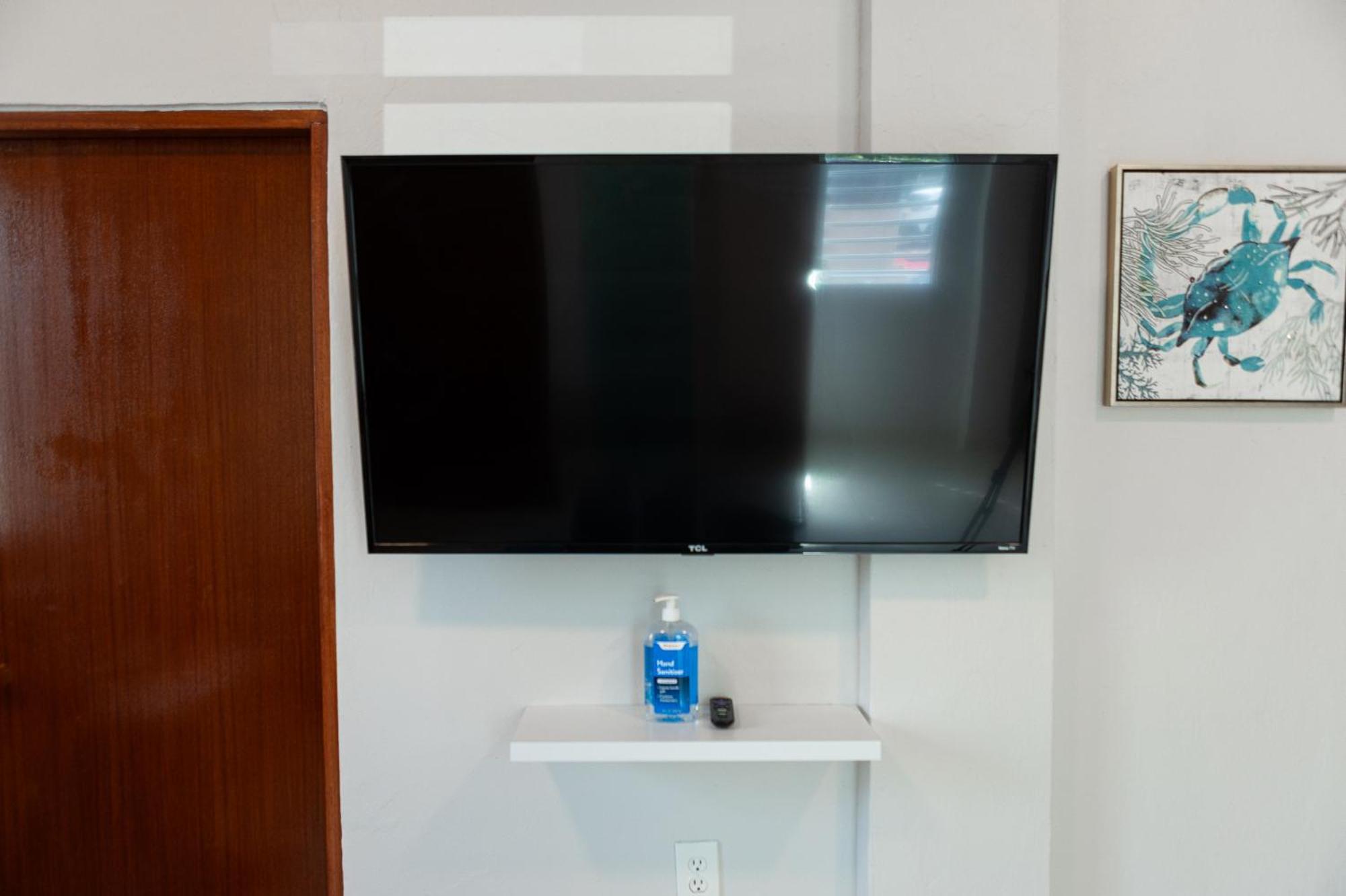101- Renovated Gem Near The With Free Parking Apartment