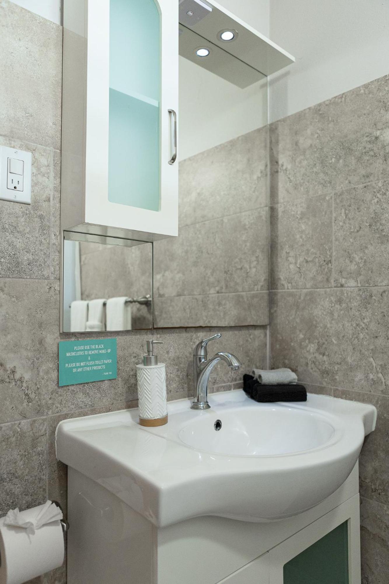 Apartment 101- Renovated Gem Near The With Free Parking