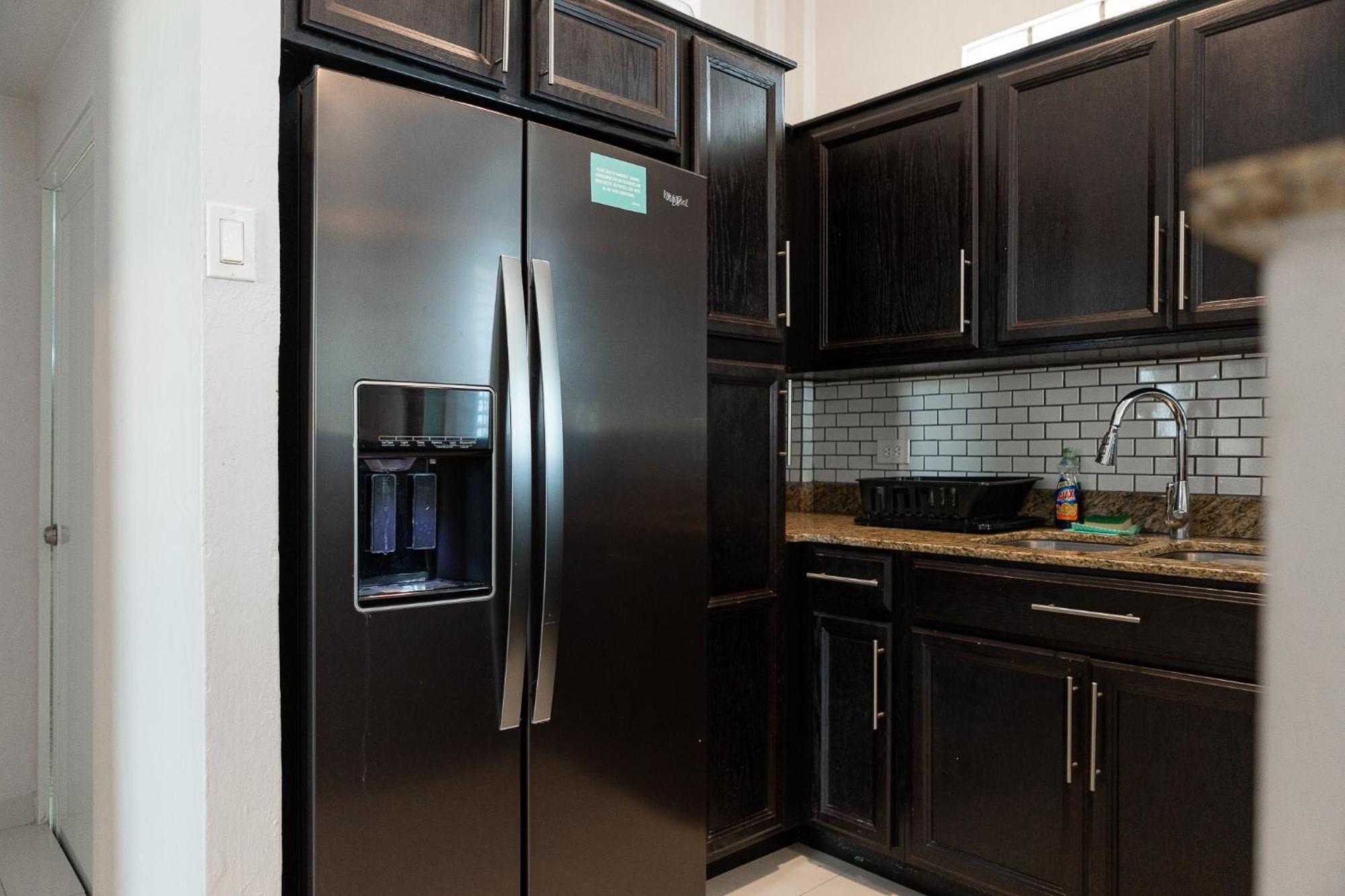 101- Renovated Gem Near The With Free Parking Apartment