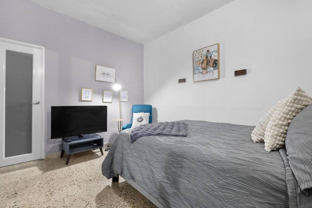 Luxury 4br For 14-& Jacuzzi 6 Min & Airport Villa