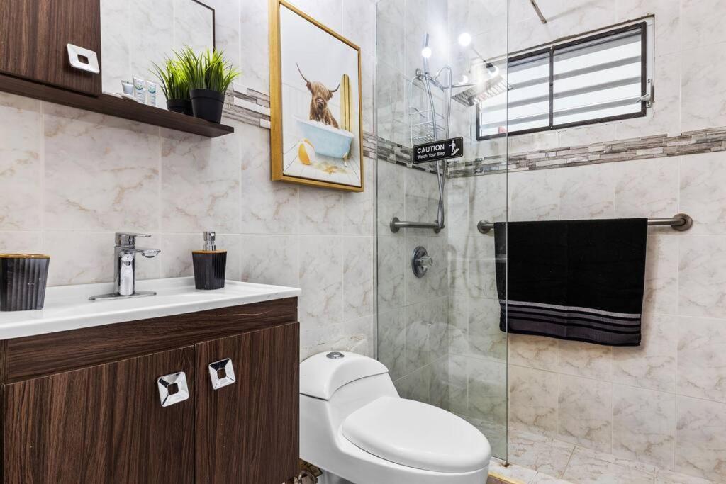 Luxury 4br For 14-& Jacuzzi 6 Min & Airport Villa