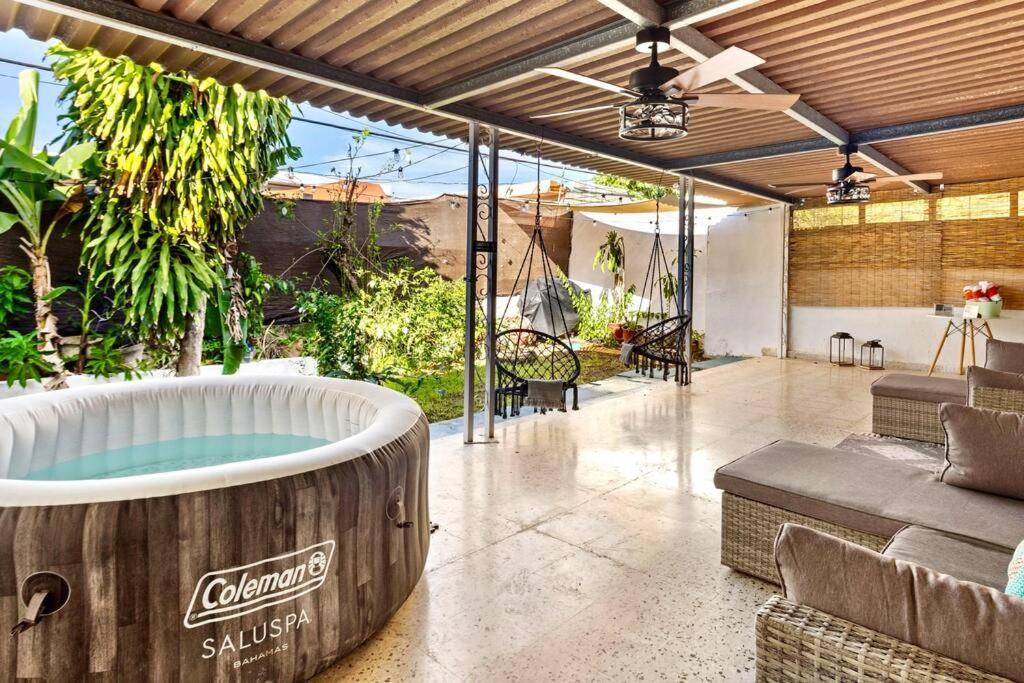 Villa Luxury 4br For 14-& Jacuzzi 6 Min & Airport San Juan