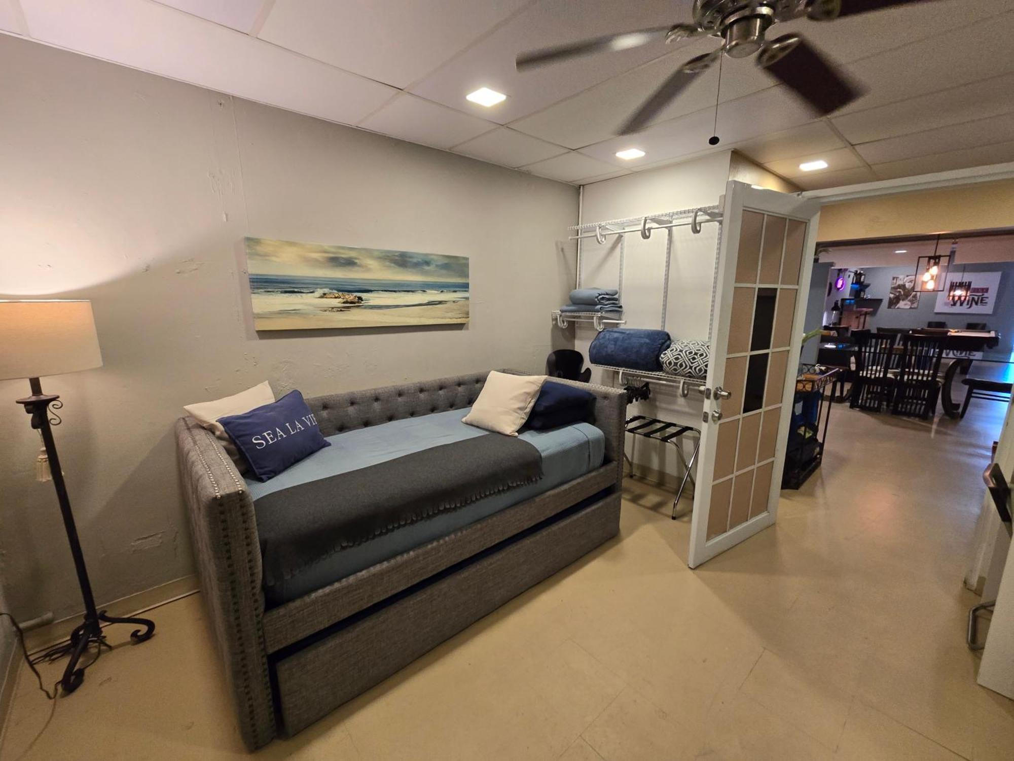 Bunker @ Isla / Front Apartment *