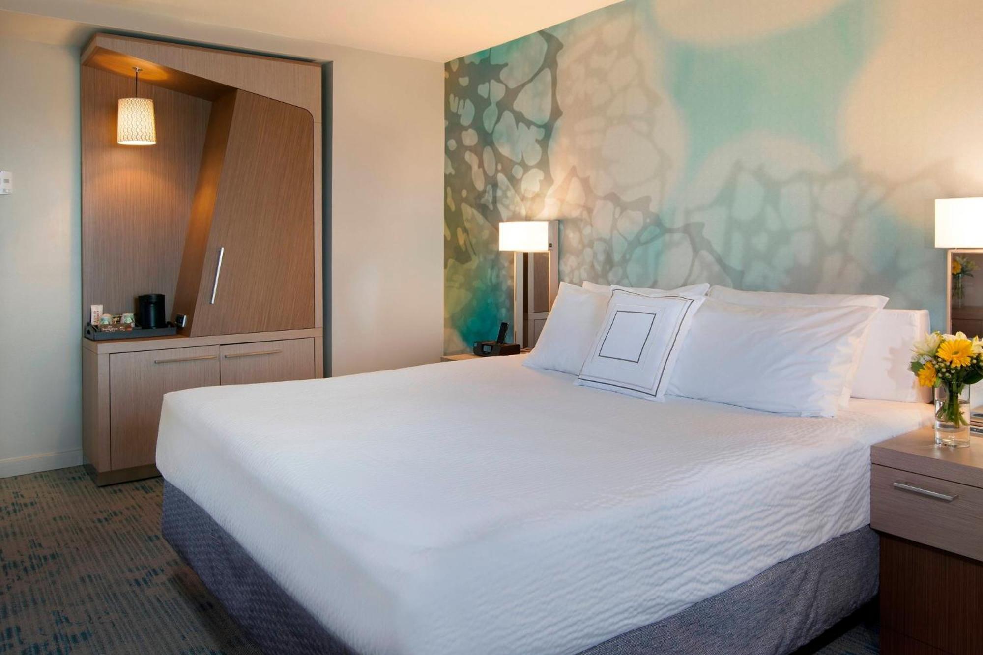 Courtyard By Marriott Isla Resort