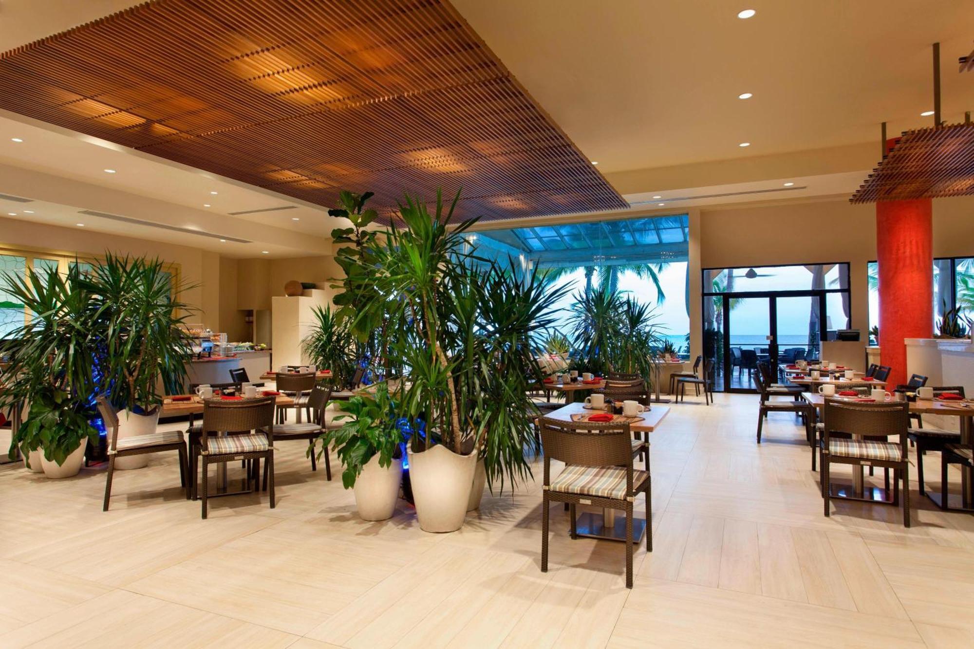 Courtyard By Marriott Isla Resort