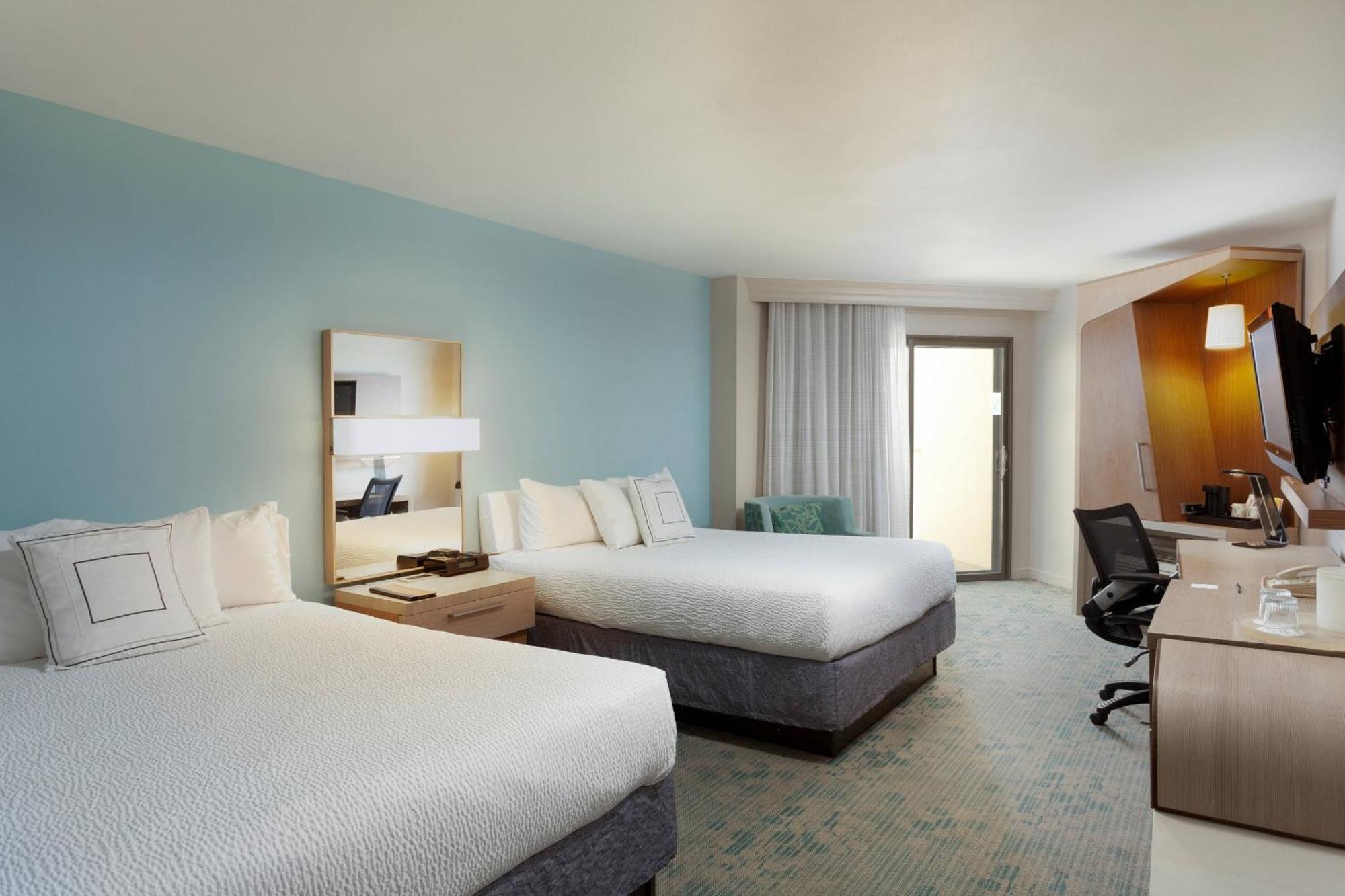 Courtyard By Marriott Isla Resort