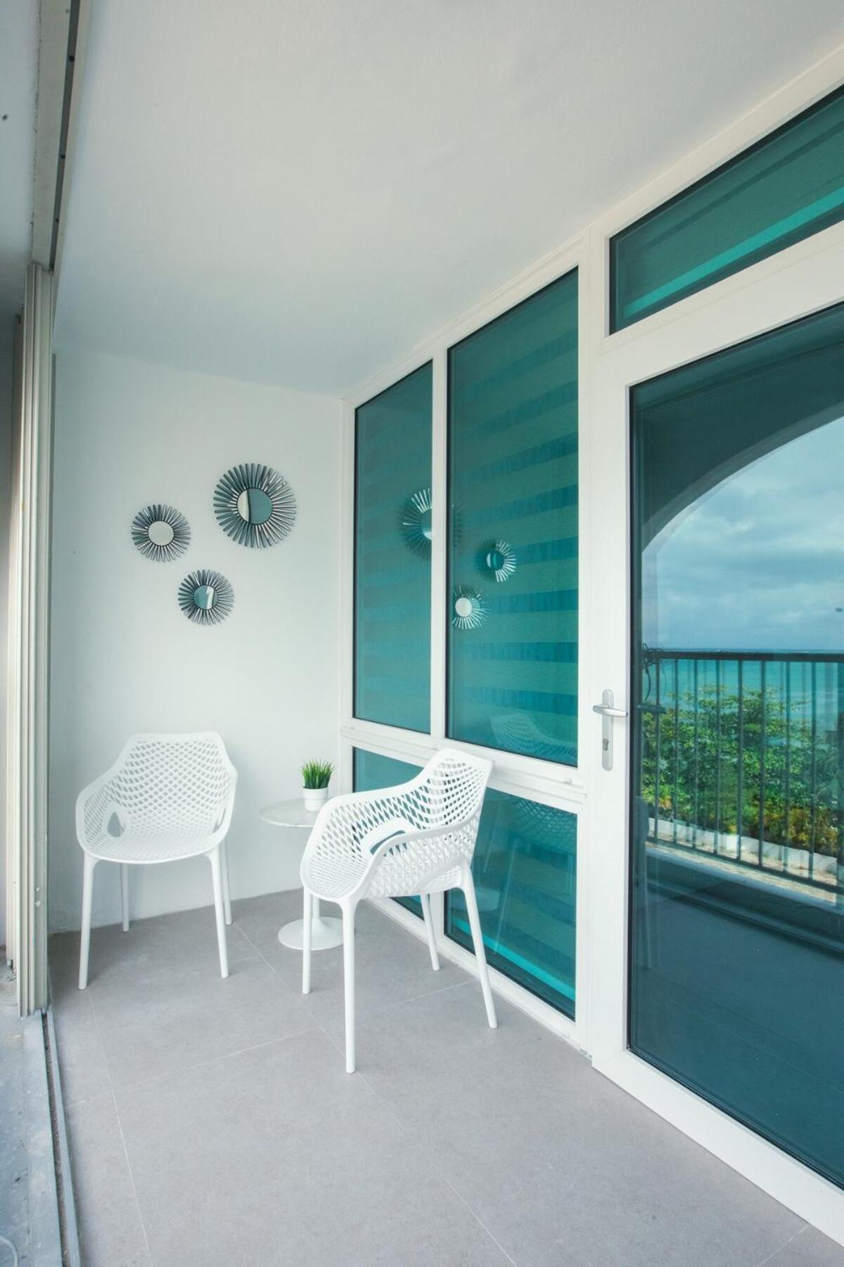Lux Beachfront Isla Apartment