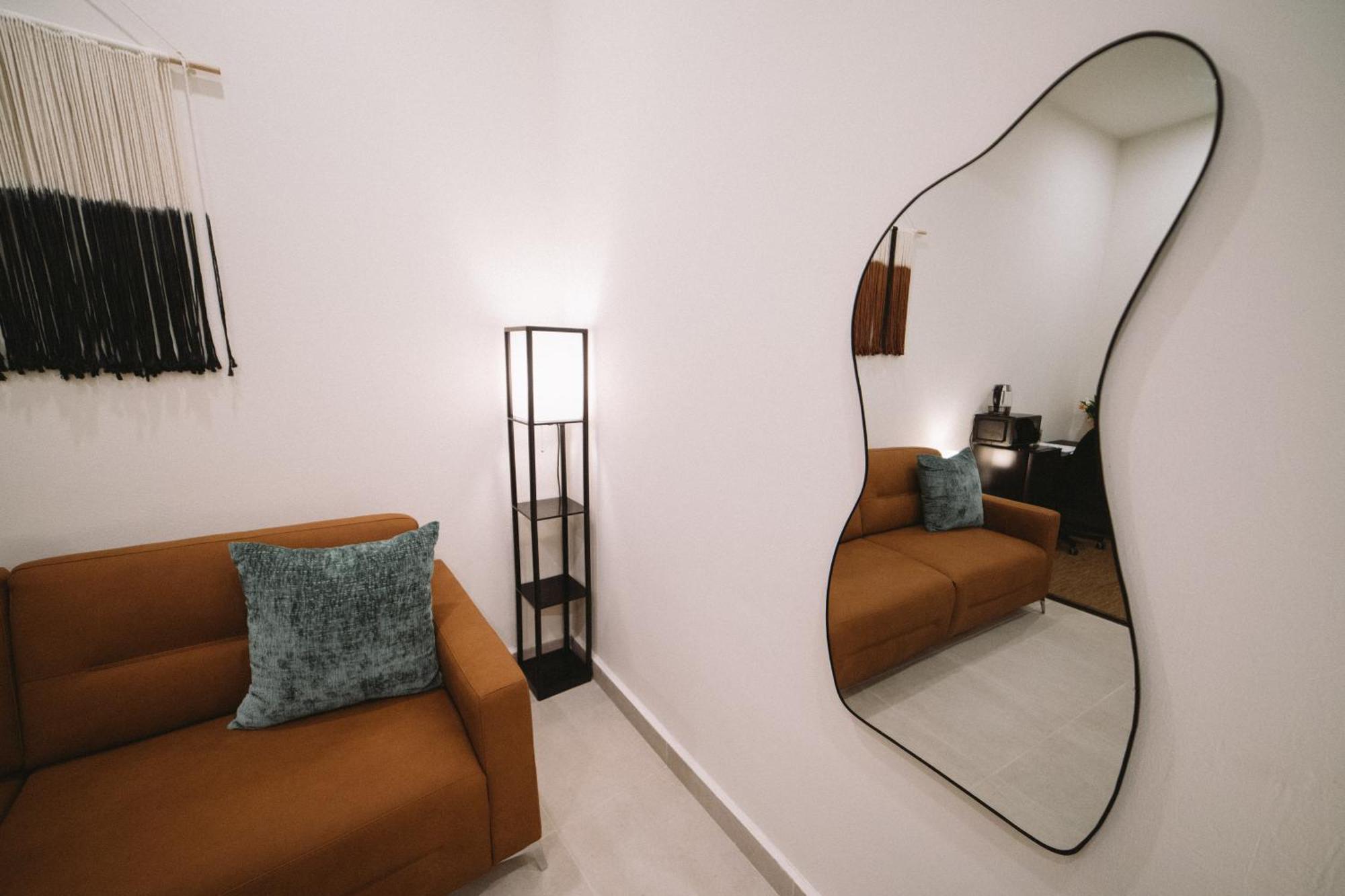 Hotel The Looking Glass