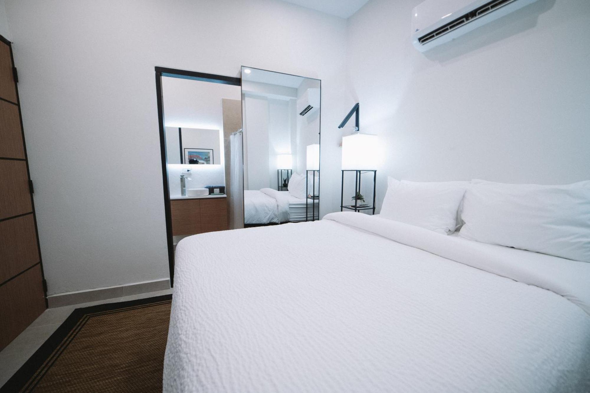 Hotel The Looking Glass 3*