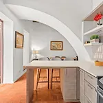 Colonial Villa Just Remodeled 2 Floors Indoor Patio & Tub