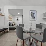 City-View Balcony One-Bedroom Ph 4 Guests Mm6