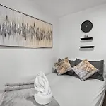 City-View Balcony One-Bedroom Ph 4 Guests Mm6