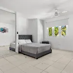 Beach Access Escape With Pool And Tanning Lounges