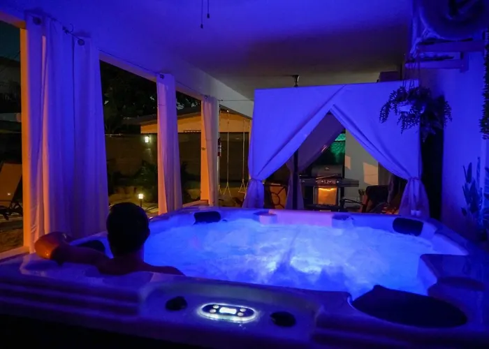 Private Oasis With Jacuzzi And Cabana Pet Friendly