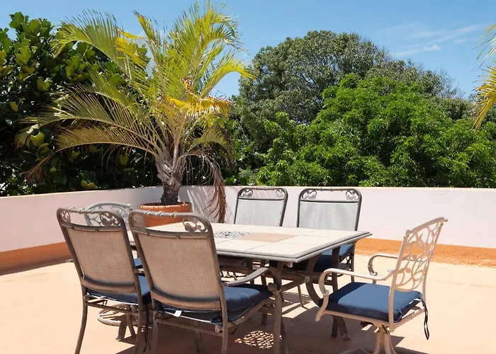 Multi-Unit Beachside Complex For Up To 15 Guests