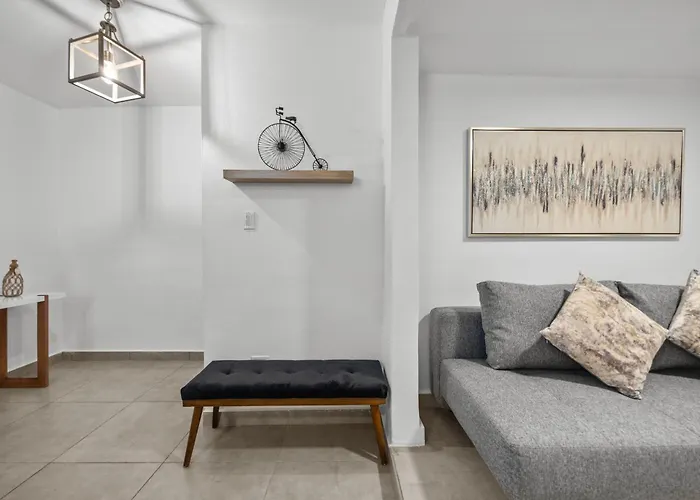 City-View Balcony One-Bedroom Ph 4 Guests Mm6