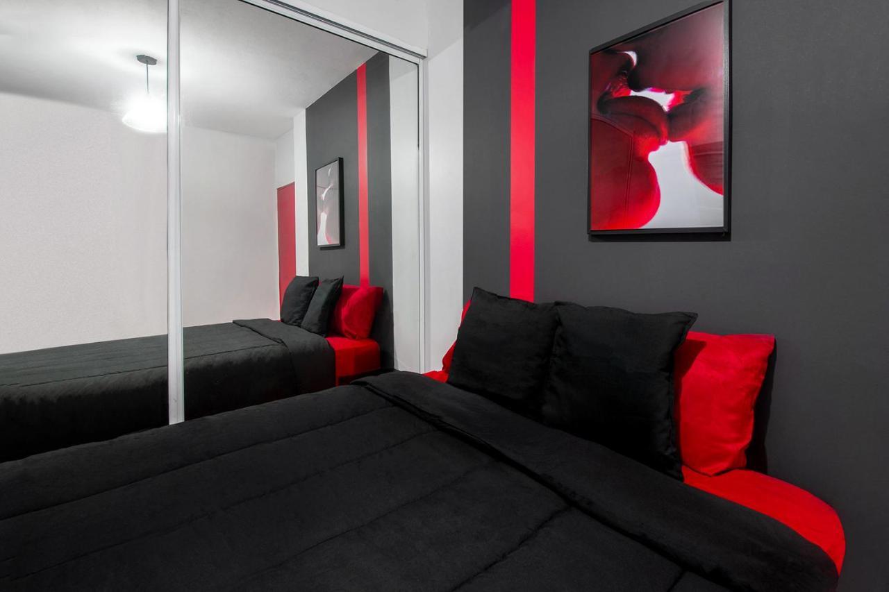 Love hotel The Kyle