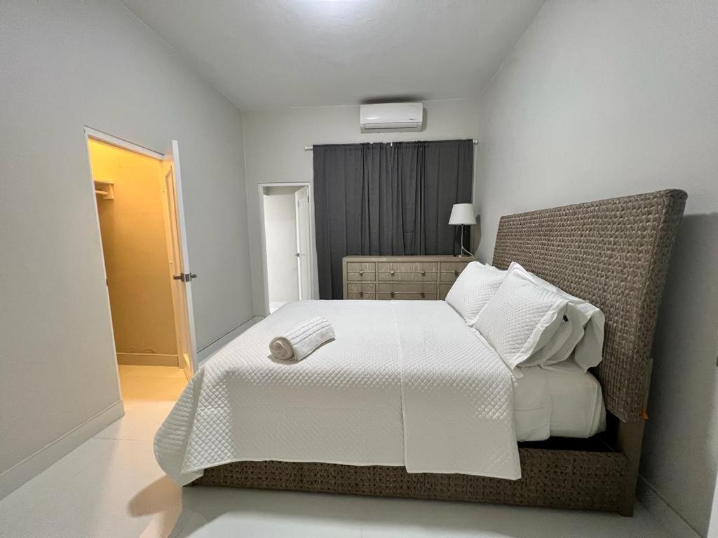 Apartment Stunning 3-br In Condado