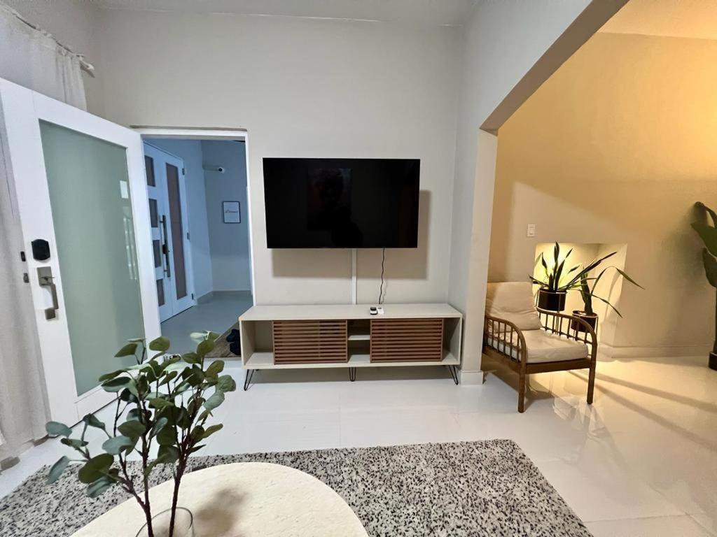Apartment Stunning 3-br In Condado