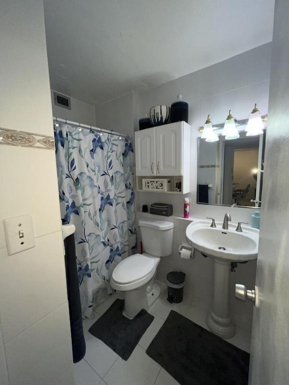 Relaxing Condo-5 Mins From Airport Apartment