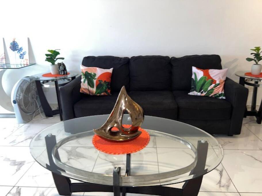Relaxing Condo-5 Mins From Airport Apartment *