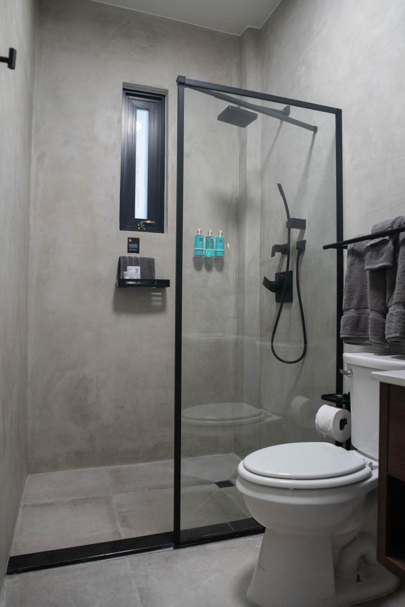 The Looking Glass Hotel 3*