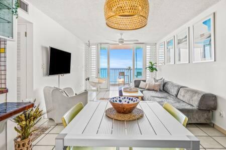 Bohemian Vibes - Beachfront Getaway+parking San Juan