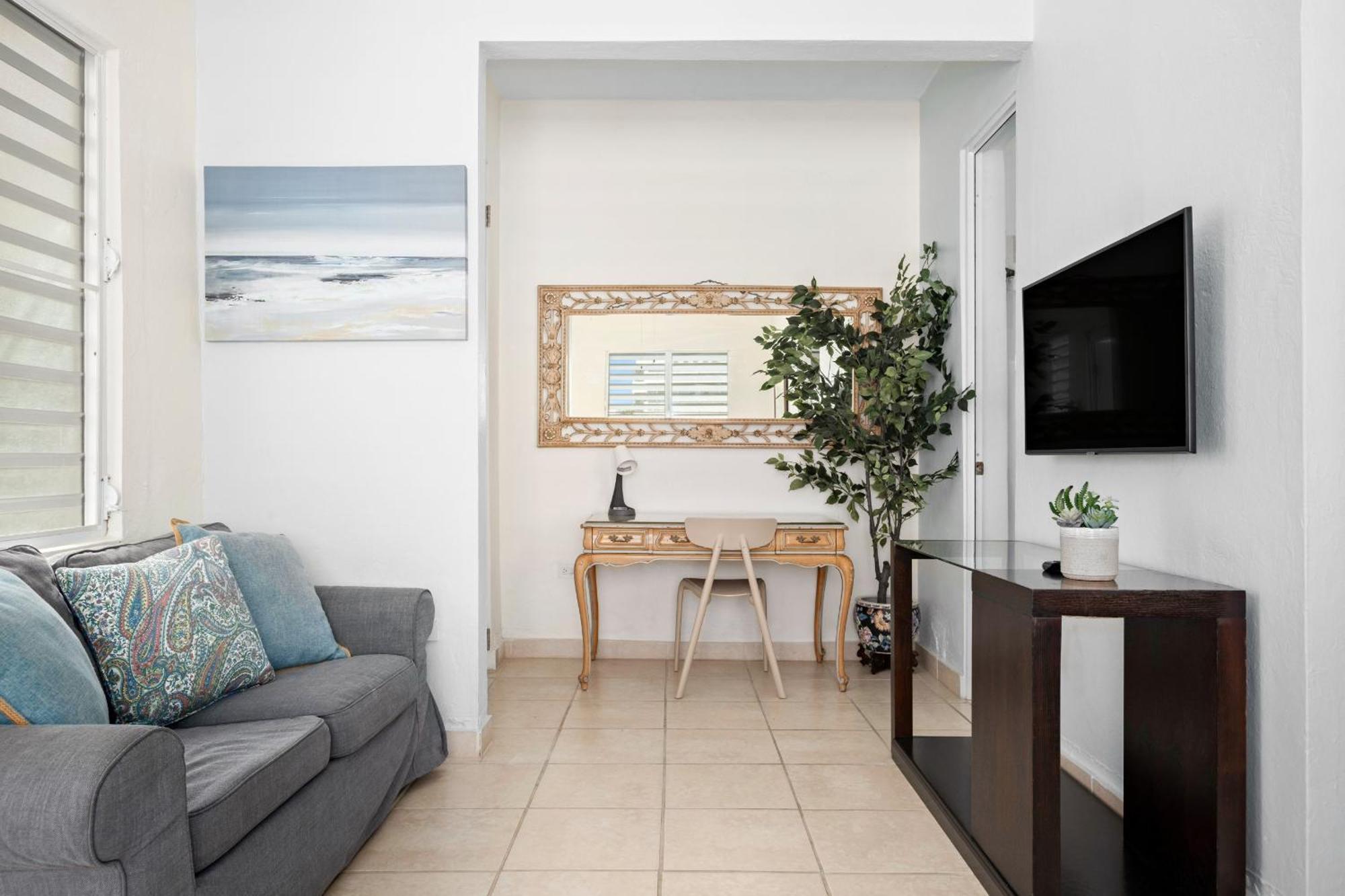 Prime Location At Condado With Rooftop Oasis - 2&3 Apartment *