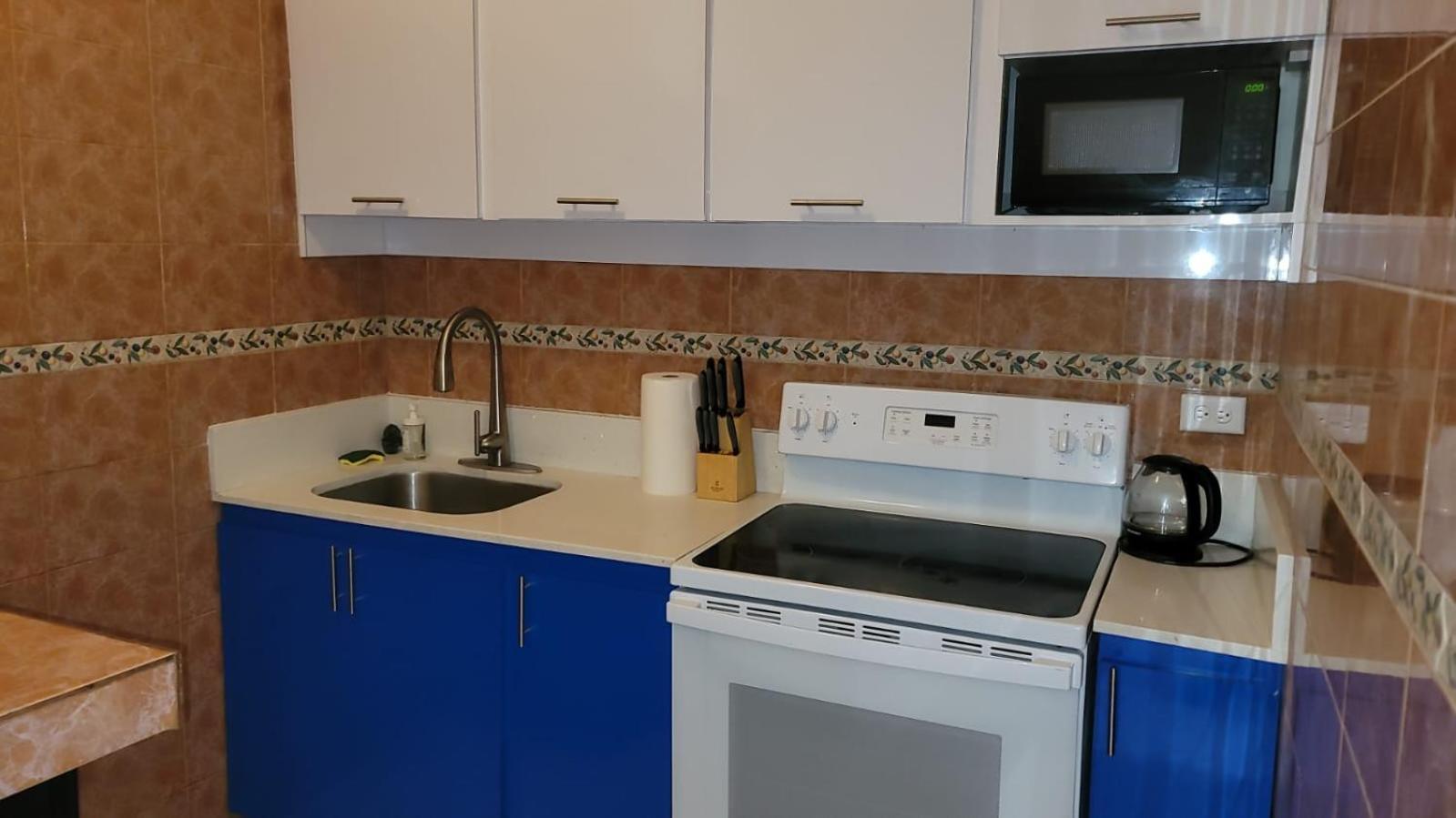 310 Del Valle Central, Freshly Remodeled 3 Bedroom Sleeps 8 Apartment *