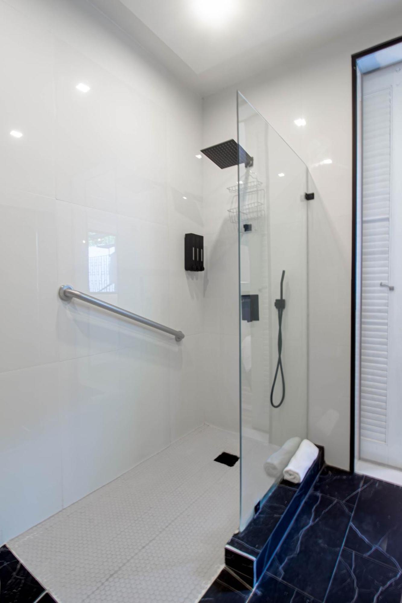Azure Ocean Park's Seaside Luxe Retreat *