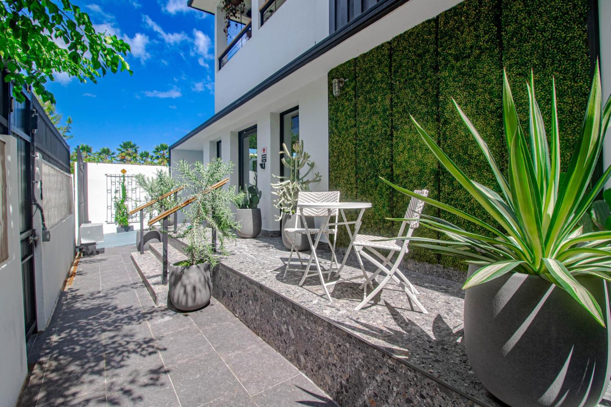 Villa Azure Ocean Park's Seaside Luxe Retreat *