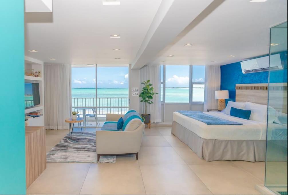 Modern Jewel Beachfront Isla Holiday home