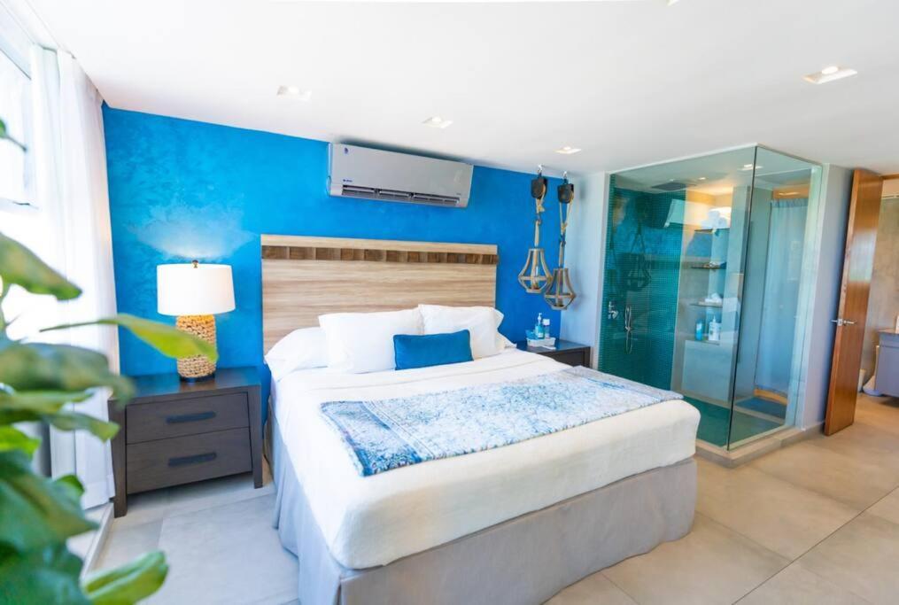 Modern Jewel Beachfront Isla Holiday home