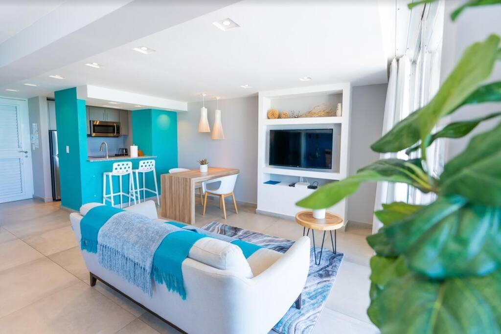 Modern Jewel Beachfront Isla