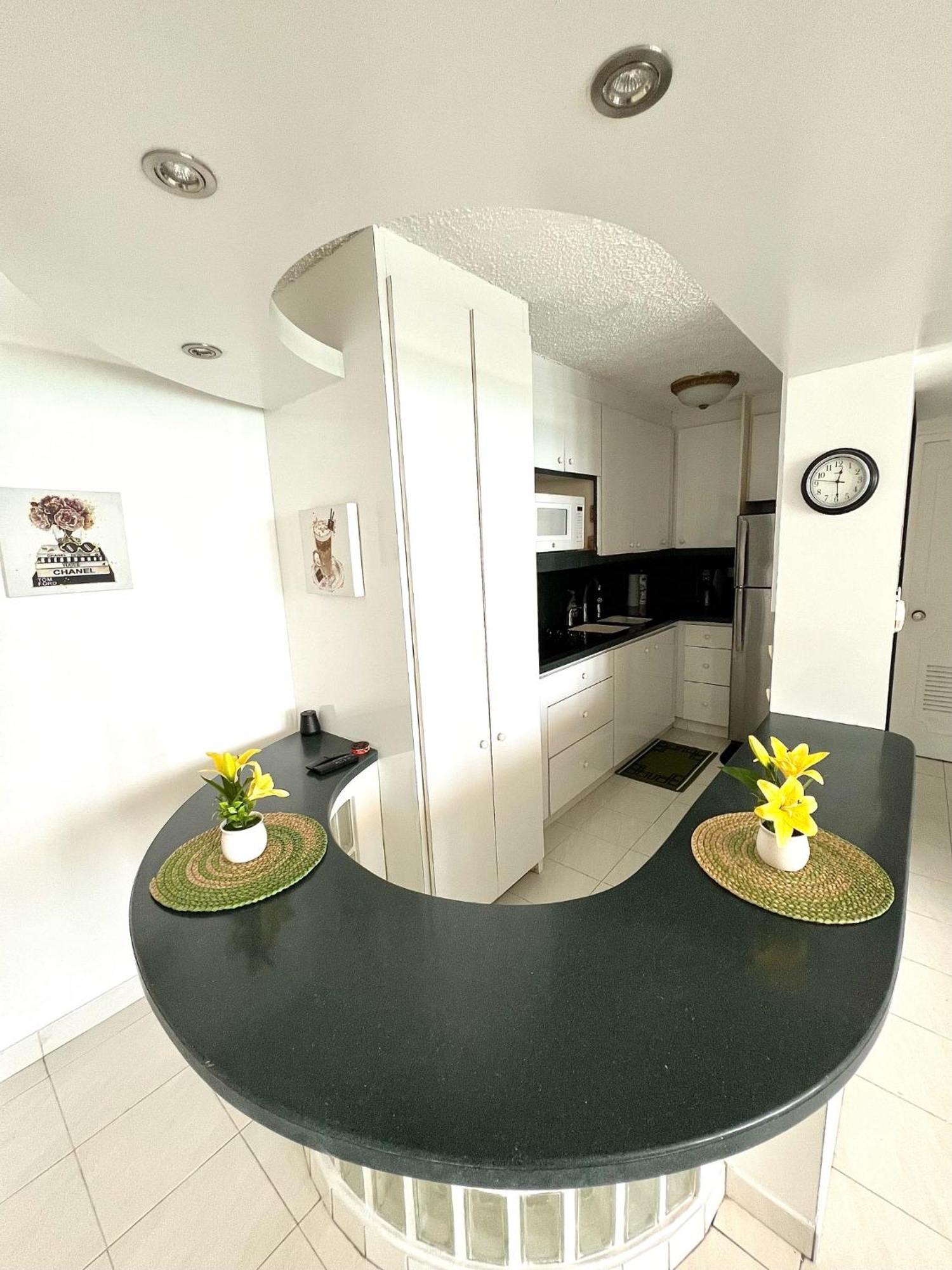 Gorgeous Ocean View 1br W/beach Acess & Pool *