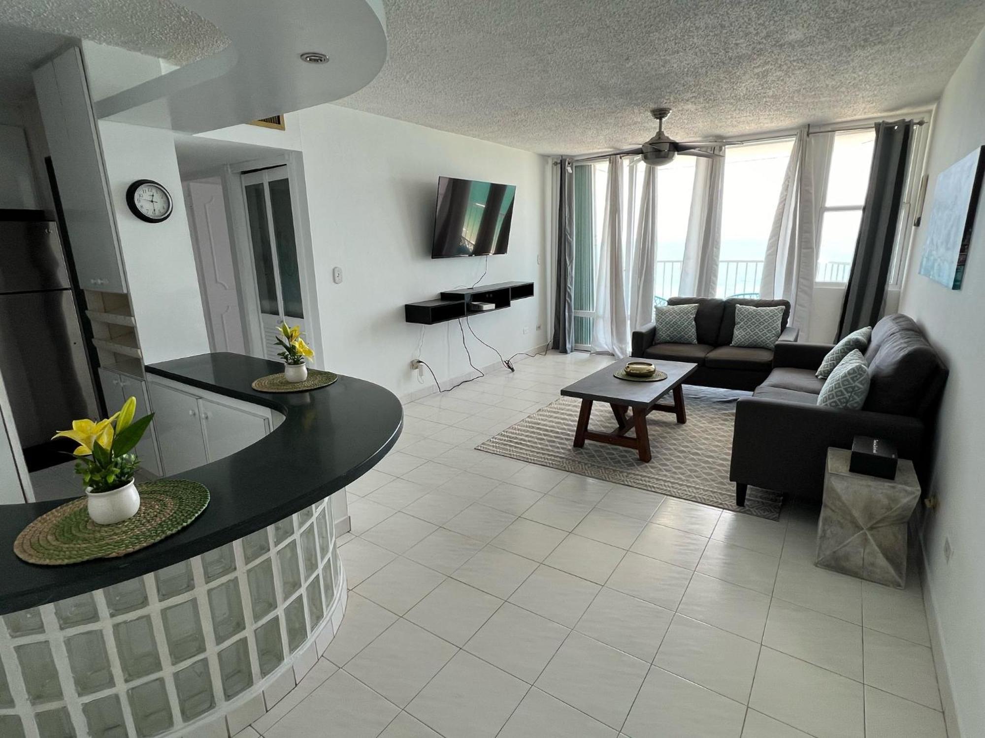 Gorgeous Ocean View 1br W/beach Acess & Pool Apartment *