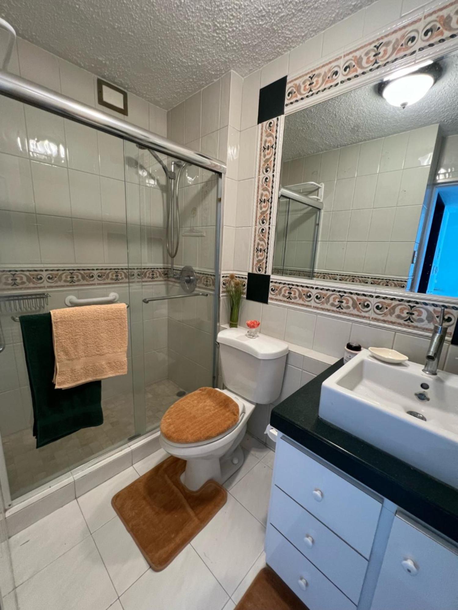 Gorgeous Ocean View 1br W/beach Acess & Pool Apartment *