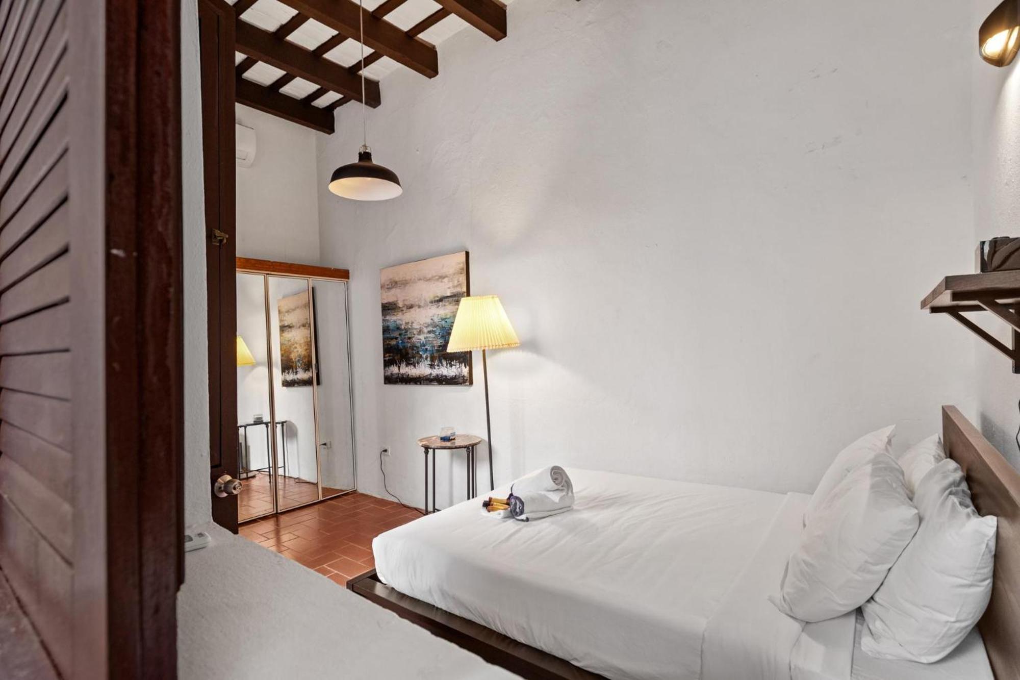 Colonial Just Remodeled 2 Floors Indoor Patio & Tub * San Juan