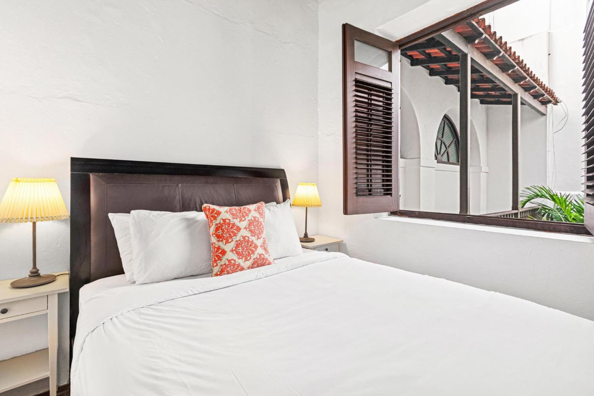 Colonial Just Remodeled 2 Floors Indoor Patio & Tub Apartment *